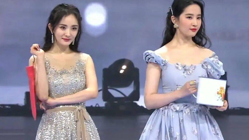 杨幂杨紫微博之夜热聊破壁顶流女星亲密互动引全网热议